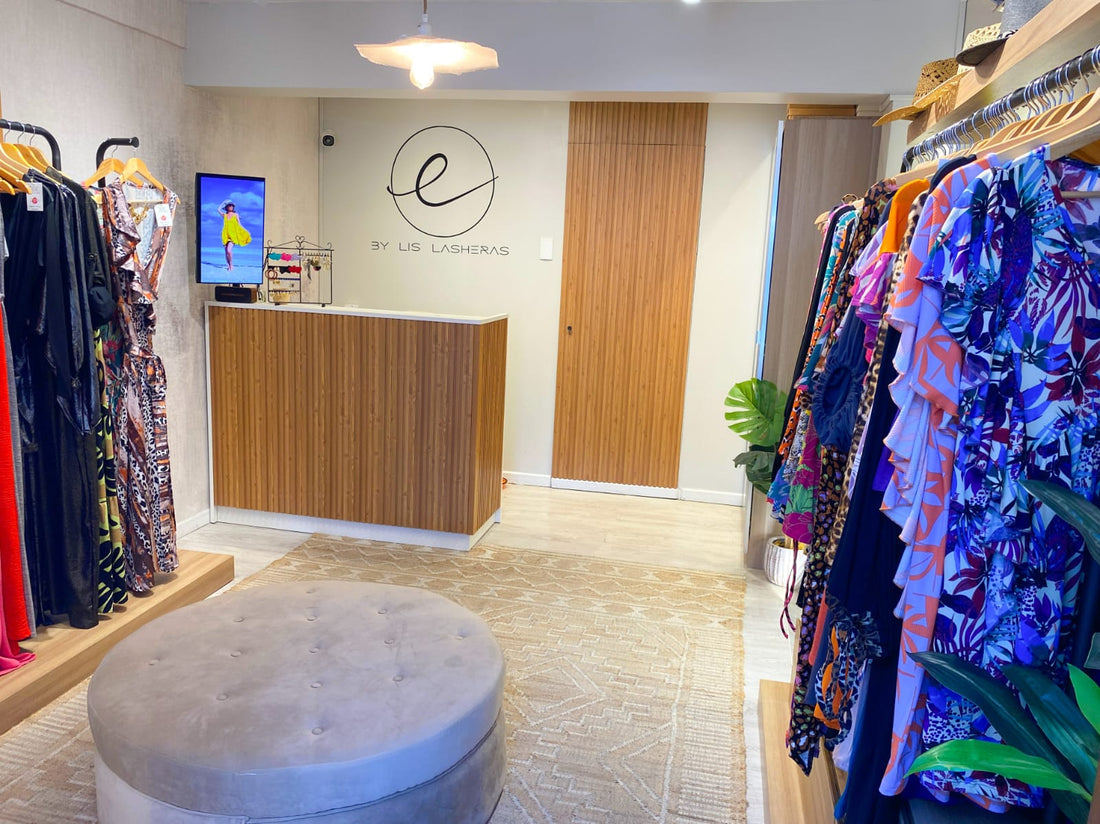 Interior de la tienda Etéreo by Lis Lasheras en Vitacura, con los colgadores de las colecciones